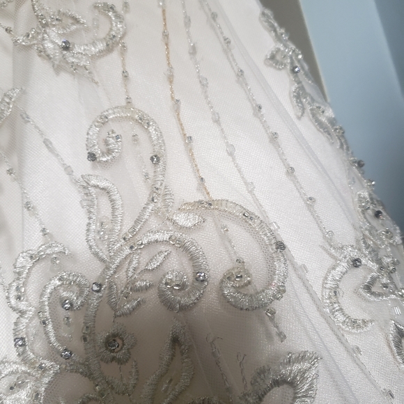 Allure wedding dress - Picture 7 of 16